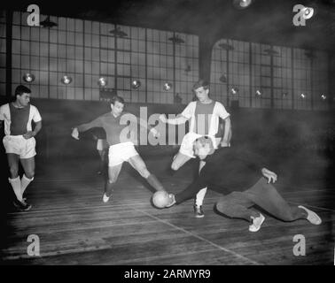 Hallenfußball in Apollohal zwischen Ajax und Blau-Weiß und Volewijckers, links Swart und rechts Kaiser und Torhüter Zurb van Volewijckers Datum: 12. Januar 1963 Schlüsselwörter: Sport, Fußball-Institution Name: Apollohal, Blauw Wit, Volewijckers Stockfoto