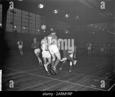 Hallenfußball in Apollohal zwischen Ajax und Blau-Weiß und Volewijckers. Spielmoment Datum: 12. Januar 1963 Schlagwörter: Foosball, Name der Sporteinrichtung: Apollohal, Blau-Weiß, Volewijckers Stockfoto