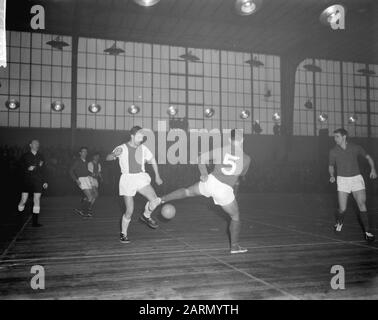 Hallenfußball in Apollohal zwischen Ajax und Blau-Weiß und Volewijckers. Spielmoment Datum: 12. Januar 1963 Schlagwörter: Foosball, Name der Sporteinrichtung: Apollohal, Blau-Weiß, Volewijckers Stockfoto