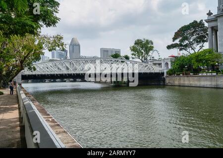 Singapur. Januar 2020. Blick auf die Anderson Bridge am Fluss Singapur Stockfoto