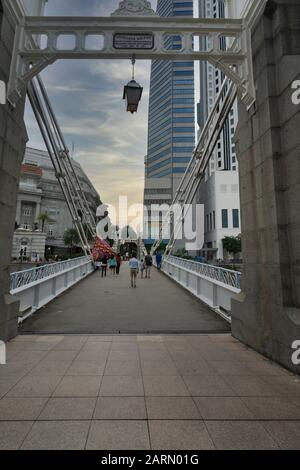 Singapur. Januar 2020. Die historische Cavenagh Bridge über den Singapore River Stockfoto