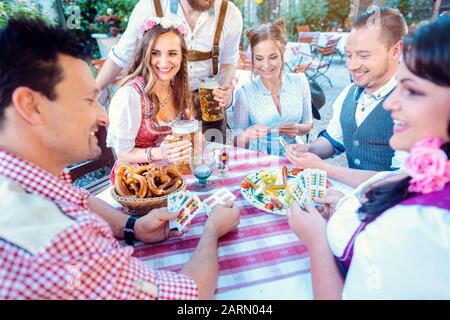 Traditionelles Kartenspiel in einem deutschen Biergarten Stockfoto