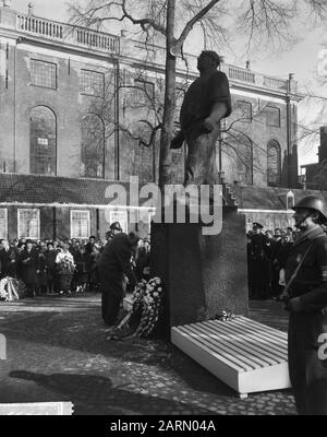 Gedenkstreik im Februar 1941 Bürgermeister legt Kranzgebeter Datum: 25. Februar 1963 Schlüsselwörter: Bürgermeister, Gedenkfeiern Stockfoto