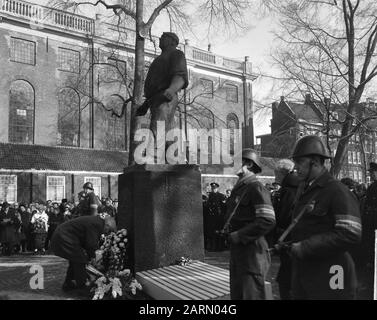 Gedenkstreik im Februar 1941 Bürgermeister legt Kranzgebeter Datum: 25. Februar 1963 Schlüsselwörter: Bürgermeister, Gedenkfeiern Stockfoto