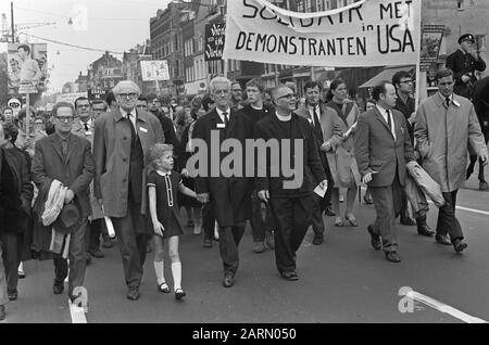 Vietnam-Demonstration in Amsterdam. Siehe 208002 Datum: 21. Oktober 1967 Ort: Amsterdam, Noord-Holland Schlagwörter: Demonstrationen, Banner, Prozession Stockfoto