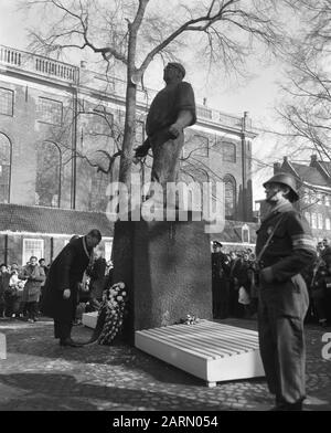 Gedenkstreik im Februar 1941 Bürgermeister legt Kranzgebeter Datum: 25. Februar 1963 Schlüsselwörter: Bürgermeister, Gedenkfeiern Stockfoto