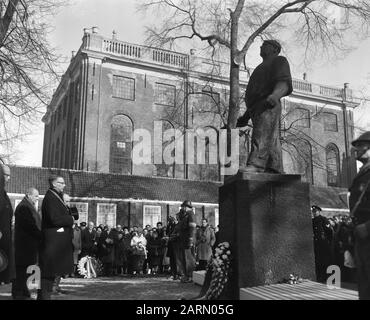 Gedenkstreik im Februar 1941. Bürgermeister mr. G. van Hall legt einen Kranz am Denkmal de Dokwerker auf der J.D. Meyerplein Anmerkung: De Dokwerker ist ein Entwurf von Mari Andriessen Datay: 25. Februar 1963 Standort: Amsterdam, Noord-Holland Schlüsselwörter: Bürgermeister, Gedenkfeiern Personenname: Halle, G. van Stockfoto