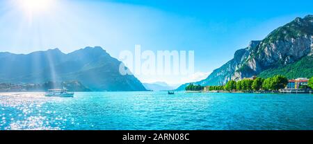 Lecco Stadt im Comer Seengebiet und Fährschiff. Italienische Reisedestinatio. Italien, Europa. Stockfoto