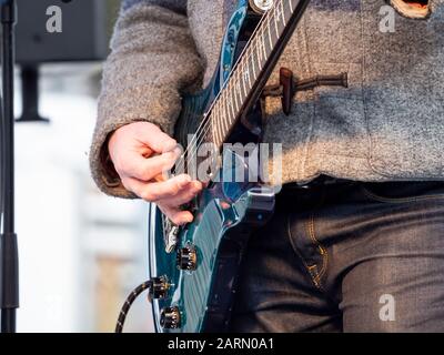 Nahaufnahme eines Gitarrenspielers Stockfoto