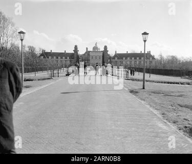 Sicherheitsmaßnahmen, um De Gaulle zu besuchen. Huis ten Bosch, Waiting People Datum: 16. März 1963 Schlüsselwörter: Sicherheitsmaßnahmen, Besuche persönlicher Name: Gaulle, Charles de Stockfoto