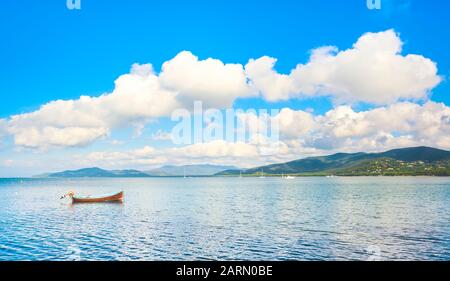 Kleines Holzboot in einer Meeresbucht. Punta Ala Reiseziel in der Maremma, Grosseto Toskana, Italien Stockfoto