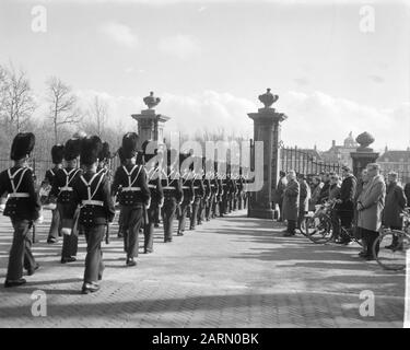 Sicherheitsmaßnahmen, um De Gaulle zu besuchen. Ehrenwache bei Huis ten Bosch Datum: 16. März 1963 Stichwörter: Sicherheitsmaßnahmen, Besuche, Ehrenschützen Personenname: Gaulle, Charles de Stockfoto