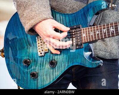 Nahaufnahme eines Gitarrenspielers Stockfoto