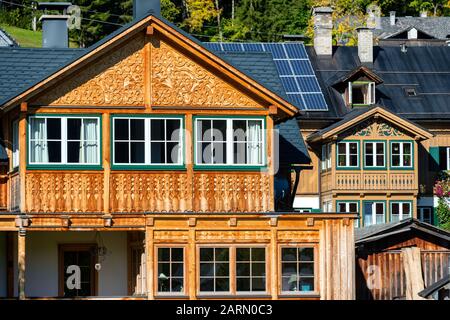 Charmante Holzhäuser und Chalets im historischen Dorf Altaussee, Salzkammergut Stockfoto