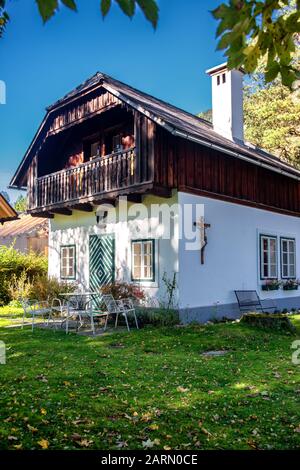 Charmante Holzhäuser und Chalets im historischen Dorf Altaussee, Salzkammergut Stockfoto