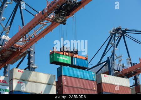 Rotterdam, Niederlande - 30. Juli 3019: Container, die nach dem Auslaufen auf einem Containerterminal im Hafen von Rotterdam bewegt werden Stockfoto