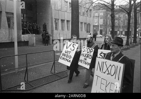 Vietnam-Demonstration in den Haag, Pvda MPs Schaef (links) und Laban (von links) gehen mit Protestbrett entlang der amerikanischen Botschaft/Datum: 20. Januar 1973 Ort: Den Haag, Zuid- Holland Schlüsselwörter: Demonstrationen, MPs persönlicher Name: Laban Stockfoto