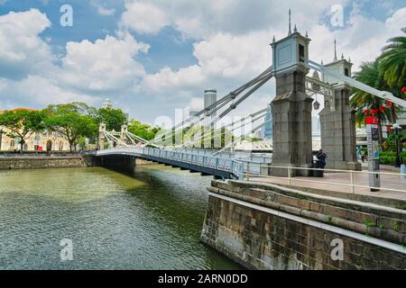 Singapur. Januar 2020. Die historische Cavenagh Bridge über den Singapore River Stockfoto