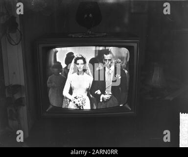 Ehe Alexandra von Kent mit Angus Ogilvy in der Westminster Abbey in London [Foto vom TV]. Prinzessin Alexandra und ihr Bruder Prinz Edward, der Herzog von Kent Datum: 24. April 1963 Ort: Großbritannien, London Schlagwörter: Adel, Ehen persönlicher Name: Alexandra Prinzessin, Edward Prinz Stockfoto