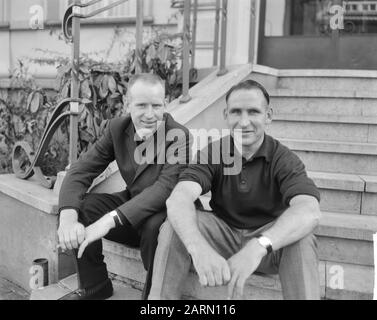 Erste Teilnehmer kommen in Helmond zur Tour durch die Niederlande, Wim en Piet van EST Datum: 8. Mai 1963 Ort: Helmond Schlüsselwörter: Radsport, Teilnehmer Stockfoto