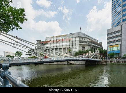 Singapur. Januar 2020. Die historische Cavenagh Bridge über den Singapore River Stockfoto