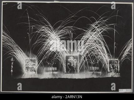 Feuerwerk, was wegen der Feier des Geburtstags von Königin Wilhelmina und ihres 40-jährigen Jubiläums abgeplatzt wird Datum: 31. August 1938 Stichwörter: Königstage, Königshaus, Geburtstage, Feuerwerk Stockfoto