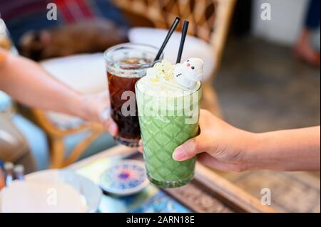 Grüner Teesfrapp und Blended. Sweety Smoothie Drink zum Entspannen und gesunden heißen Sommer. Stockfoto