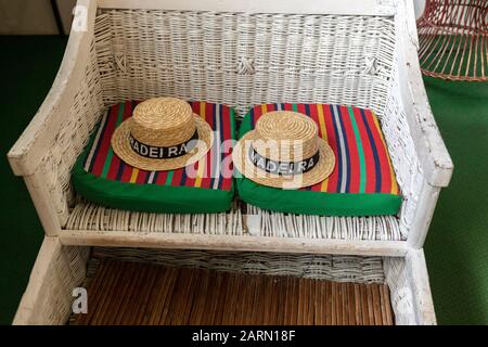 Camacha, Madeira, Portugal - 19. April 2018: Traditionelle Wicker-Basket-Schlitten in einem Fabrikgeschäft in Camacha auf der Insel Madeira. Portugal Stockfoto