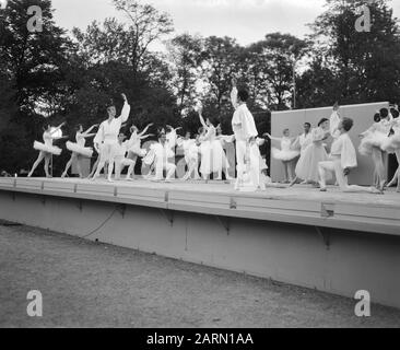 Vondelparkfeesten 1963 eröffnet mit einer Aufführung von Het Nationale Ballet unter Leitung von Sonia Gaskell, Aufführung der Ballettsuite und Blanc Datum: 4. Juni 1963 Ort: Amsterdam, Noord-Holland Schlüsselwörter: Ballett, Aufführungen Stockfoto