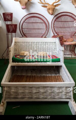 Camacha, Madeira, Portugal - 19. April 2018: Traditionelle Wicker-Basket-Schlitten in einem Fabrikgeschäft in Camacha auf der Insel Madeira. Portugal Stockfoto