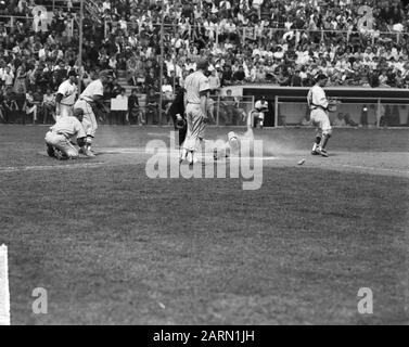 Haarlem Baseball Week. Spielmoment zwischen Grand Rapids Sullivans gegen England Spartans 13-6. Mit Sliding kommt der Spartaner Jim McCartney auf den? E-Basisdatum: 3. Juli 1963 Ort: Haarlem Schlagwörter: Baseball, Sport persönlicher Name: McCartney, Jim Institutionenname: Sullivans Stockfoto