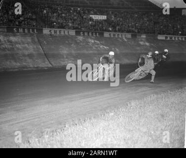 Vierlanden Speedway-Rennen im Olympiastadion. Voorop Chum Taylor (Australien), Victor Ridgeon (England), Scheidl (Deutschland) und Seur (Niederlande) Datum: 7. Juli 1963 Schlagwörter: Rennname: Chum Taylor Institution Name: Olympiastadion Stockfoto