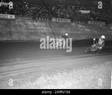 Vierlanden Speedway-Rennen im Olympiastadion. Voorop Chum Taylor (Australien), Victor Ridgeon (England), Scheidl (Deutschland) und Seur (Niederlande) Datum: 7. Juli 1963 Schlagwörter: Rennname: Chum Taylor Institution Name: Olympiastadion Stockfoto