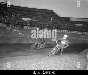 Vierlanden Speedway-Rennen im Olympiastadion. Voorop Chum Taylor (Australien), Victor Ridgeon (England), Scheidl (Deutschland) und Seur (Niederlande) Datum: 7. Juli 1963 Schlagwörter: Rennname: Chum Taylor Institution Name: Olympiastadion Stockfoto