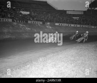 Vierlanden Speedway-Rennen im Olympiastadion. Voorop Chum Taylor (Australien), Victor Ridgeon (England), Scheidl (Deutschland) und Seur (Niederlande) Datum: 7. Juli 1963 Schlagwörter: Rennname: Chum Taylor Institution Name: Olympiastadion Stockfoto