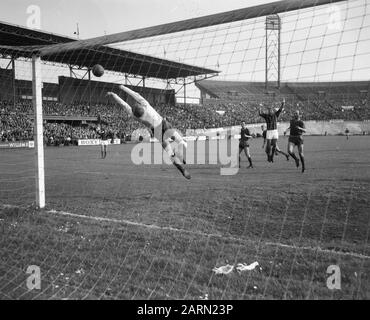 DWS gegen PSV 1-2 Das einzige Tor von DWS Verschoof (DWS), Torhüter Bals en Kemper (PSV), Temming (DWS) und Brüsseler (PSV) Datum: 22. September 1963 Schlüsselwörter: Tore, Sport, Fußball Stockfoto