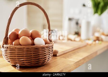 Ein voller Korb mit Eiern Stockfoto
