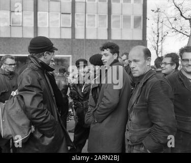 Streik im Hafen von Amsterdam. Gruppe der Streikenden Datum: 22. Oktober 1963 Ort: Amsterdam, Noord-Holland Schlagwörter: Streiks, Häfen, Streikenden Stockfoto