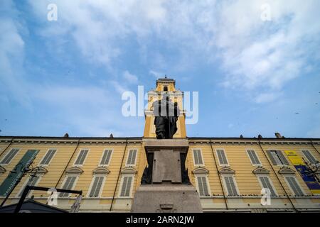 Fassade des Palazzo del Governatore im Parma, modernes Kunstzentrum im Zentrum von Parma, Emilia-Romagna, Italien mit einer Statue von Giuseppe Garibaldi Stockfoto