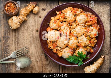 Dampfausschnitte aus Hühnchen mit Jerusalem Artischocke.Gedämpfte Hühnerkügeln.Hausgemachte Häckchen.Top View Stockfoto