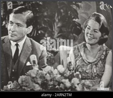 Foto aus dem Fernsehbildschirm Datum: 28. Juni 1965 Schlüsselwörter: Interviews, Königshaus, Prinzessinnen, Engagements persönlicher Name: Beatrix, Prinzessin, Claus, Prinz Stockfoto