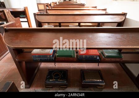 Singapur. Januar 2020. Die Bücher der Heiligen Schrift über die Kirchenbänke der anglikanischen St. Andrew's Cathedral Stockfoto