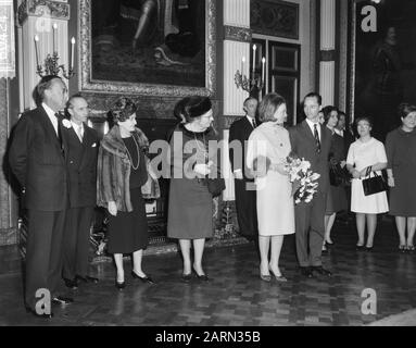 Engagement Prinzessin Irene und Prinz Carlos Hugo Das Verlobte Paar wird der niederländischen Regierung in der Trêveszaal vorgestellt; v. l.n.r Prinz Xavier, Prinzessin Magadalena, Königin Juliana, Prinzessin Irene, Prinz Carlos Hugo und Prinzessin Christina Datum: 11. Februar 1964 Ort: Den Haag, South Holland Schlüsselwörter: Queens, Princesses, Princesses, Engagements, Königshäuser persönlicher Name: Carlos Hugo de Bourbon-Parma (Prinz Spanien), Christina (Prinzessin Niederlande), Irene (Prinzessin Niederlande), Juliana (Königin Niederlande), Xavier de Bourbon-Parma (Fürst Spanien) Institutionenname: Trêveszaal Stockfoto