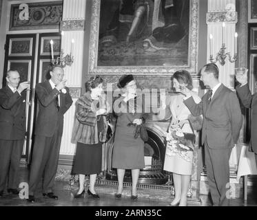 Engagement Prinzessin Irene und Prinz Carlos Hugo Während des Toasts mit der Regierung: V. l.n.r. Prinz Bernhard, Prinzessin Magdalena, Königin Juliana, Prinzessin Irene und Prinz Carlos Hugo Datum: 11. Februar 1964 Schlüsselwörter: Glas, Königinnen, Königinnen, Prinzessinnen, Prinzessinnen, Prinzessinnen, Engagements, Engagements persönlicher Name: Bernhard (Prinz Niederlande), Carlos Hugo de Bourbon Parma (Prinz Spanien), Irene (Prinzessin Niederlande), Juliana (Königin Niederlande), Magadalena de Bourbon Parma (Prinzessin Spanien) Stockfoto