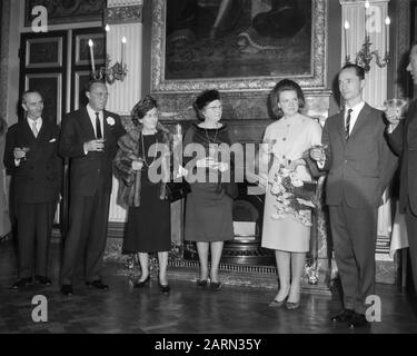 Engagement Prinzessin Irene und Prinz Carlos Hugo Während des Toasts mit der Regierung: V. l.n.r. Prinz Bernhard, Prinzessin Magdalena, Königin Juliana, Prinzessin Irene und Prinz Carlos Hugo Datum: 11. Februar 1964 Schlüsselwörter: Queens, Prinzessinnen, Regierungen, Engagements persönlicher Name: Bernhard (Prinz Niederlande), Carlos Hugo de Bourbon Parma (Prinz Spanien), Irene (Prinzessin Niederlande), Juliana (Königin Niederlande), Magadalena de Bourbon Parma (Prinzessin Spanien) Stockfoto