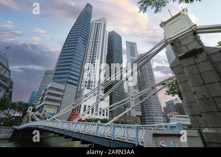 Singapur. Januar 2020. Die historische Cavenagh Bridge über den Singapore River Stockfoto