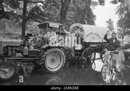 Fünf Utrechter Studenten pro gedecktem Wagen bis Russland Datum: 14. Juli 1966 Standort: Russland, Utrechter Schlüsselwörter: Studenten Stockfoto