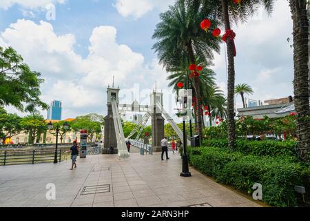 Singapur. Januar 2020. Die historische Cavenagh Bridge über den Singapore River Stockfoto