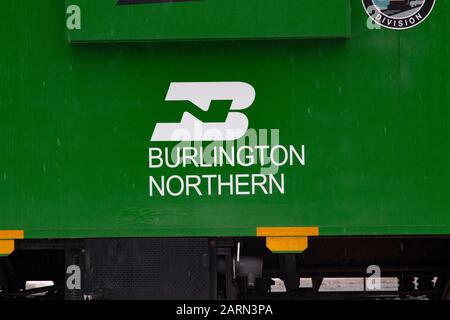 Das Burlington Northern Logo einer grünen Caboose der BNSF Railroad in der Stadt Troy, Montana. Burlington Northern and Santa Fe Railway wurde im 1 Stockfoto