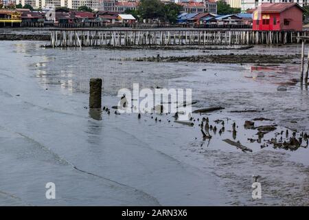 Clan Jetty Penang - das Gebiet, in dem die Clan-Stege in Penang einst mit Holzbohlen und Brennholz übersät waren. Einheimische sammelten die Planken und Konstrus Stockfoto